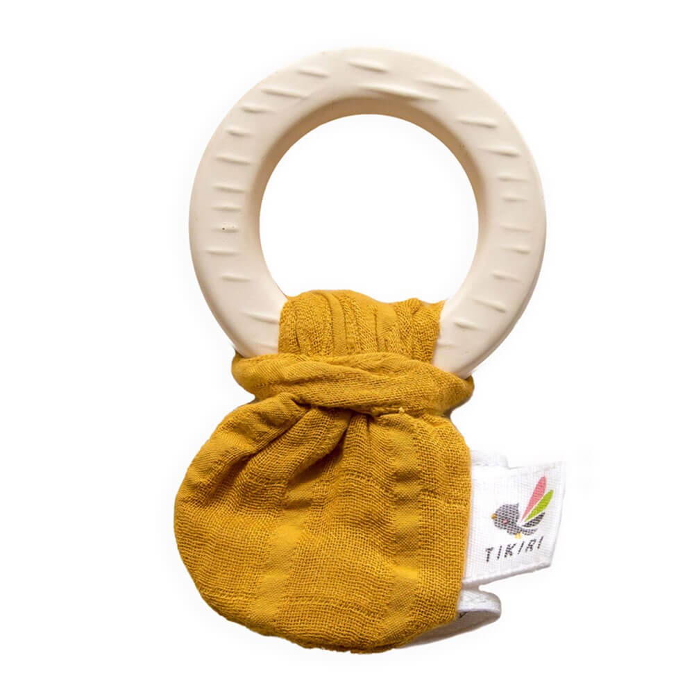 Tikiri Natural Rubber Teether avec une cravate en mousseline