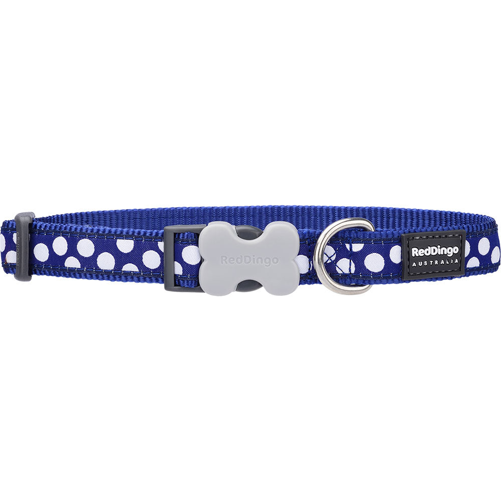 Collar per cani con macchie bianche sulla marina